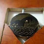 Le bloc avant encrage, maintenu dans son support