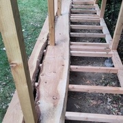 J'ai laissé de l'air entre les planches (pour l'aération du bois) mais j'ai quand même fait des encoches pour les poteaux.