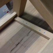 Plateau juste posé sur les pieds et bloqué par la traverse