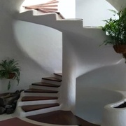 Idée du projet avec des marche en bois posées sur l'escalier rénové