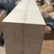 Deux traits pour l'épaisseur finale de chaque pièce, et un trait au milieu pour ma scie