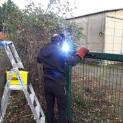 Le soudeur à l'oeuvre sur le portail