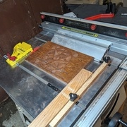 montage du plateau sur la scie sous table pour faire les fentes entre les lattes, en faisant remonter la lame à travers le bois. Pas l'idée du siècle mais je n'ai pas de scie plongeante.