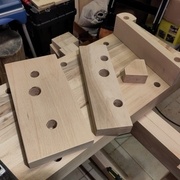 Les différentes machoires des presses, trouées, poncées et pretes à assembler.