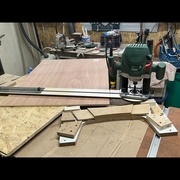 La défonceuse Bosch et le compas utilisant une bague de copiage.