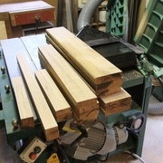 Les pièces de l'établis en cours de corroyage