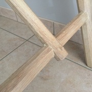 Placement d'un petit tourillon en travers pour solidifier l'assemblage