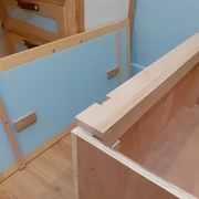 La traverse en U a été insérée, bloquant les pieds sous le tasseau par l'intermédiaire du U