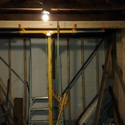 Poutrelle qui soutient l espace de rangement de l entretoit