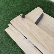 Le fond se bascule ensuite sur le flanc et la vis bouton le verrouille en cette position