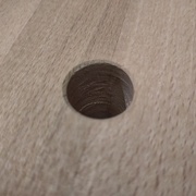 Chanfrein autour d'un trou de 20mm dans le plateau de l'établi.