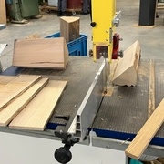 Découpe des bûches de chauffage en hêtre