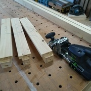 Ravancement des moulures à la scie à format avec outil à rainurer puis assemblage à la Domino