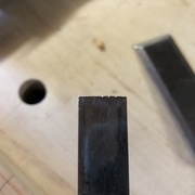 On peut lire le pas de la vis sur l'arrête du ciseau!