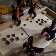 Fixation du cadre avec des équerres, puis avec des cales collées