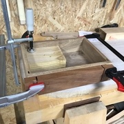 Cale à aligner sur le trait de profondeur pour guider le ciseau