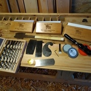 la scie azebiki des pierres à eau et divers outils