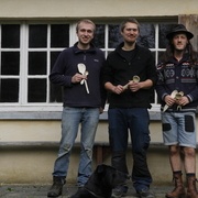 Édouard, Simon et Lucien (de gauche à droite) avec nos cuillères.