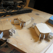 Les trois noix hautes terminées. Les logements entre les pattes viendront accueillir les baleines.