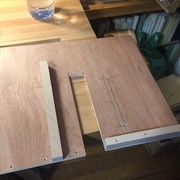 Le gabarit du dessous qui se cale à gauche ou à droite en modifiant l'emplacement des baguettes.