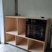 Les deux premiers étages sont assemblés et le four a déjà trouvé sa place dans le meuble.