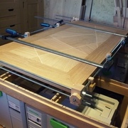 Presse à cadre pour coller un plateau