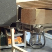 Tige filetée traversant toute la largeur du rail