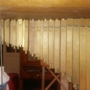 Mon tuyau restitué collé à sa place (sixième en partant de la gauche). On note une restitution antérieure deux tuyaux plus à gauche (bois plus clair)