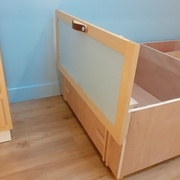 Un fois reposée, la façade s'appuie sur la traverse en U pour faire tête de lit