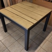 Table en chêne local sur un piétement en métal.