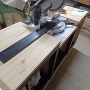 Coupe d'onglet, après l'usinage de la feuillure à la toupie.