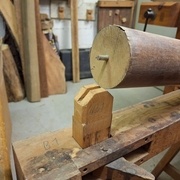 L'axe est une vis sans tête