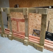 le H au milieu au la pour pouvoir reposer sur le transpalette et eviter le basculement