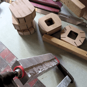 Préparation des pièces aluminium qui viendront s'enficher dans les encoches des noix