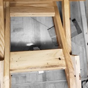 détail de l'emboitement de la pièce transversale servant à l'appui du plateau sur le support.