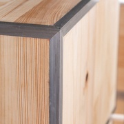 Cornières de renfort d'angle en aluminium, qui se rejoignent en pointe : joli mais complexe à mettre en oeuvre !