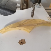 Découpe de l'épaisseur restante pour séparer les chutes et surfaçage de l'autre face qui était brute de scie