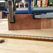 L'appui et l’équerre (en arrière plan) sont bien collées au plan de travail