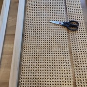 Découpe du rotin avec une paire de ciseaux classique