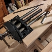 La presse est enfin dans son emplacement. Ça rentre juste comme il faut, elle va etre bien maintenue en position.