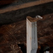 Le tenon avec le trait pour la fente où ira le coin