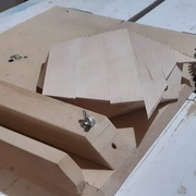 Arasement du fond aux facettes à la scie-sous-table