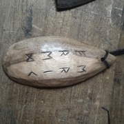 Gravure de prénom en alphabet runique par exemple.