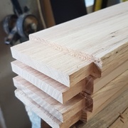 Tenons sur les traverses, usinés à la toupie.