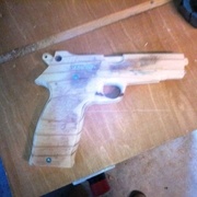 Version bois. On voit le trou qui accueillera la sûreté