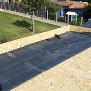 Remarquez la sortie d'eau pluviale horizontale et le trou à travers l'OSB