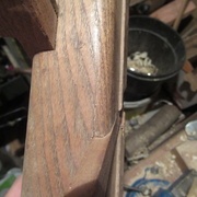 La face d'appuis biaise du coin, qui induit un effort latéral et un début de fente du fût (chataîgnier)