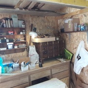 Coin peinture et colle, et visserie inox (dans le petit meuble en teck)