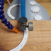 Découpe des petites pièces à la scie à chantourner