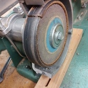 Meule à polir en place